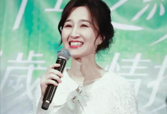 61岁关咏荷好美，素颜出席粉丝聚会