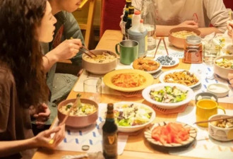 花钱找饭搭子 北上广年轻人开始流行“盲盒饭局”