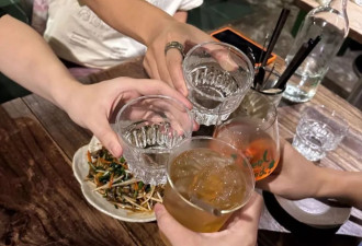花钱找饭搭子 北上广年轻人开始流行“盲盒饭局”