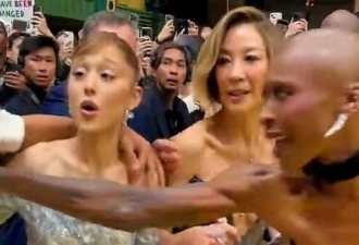 Ariana Grande在新加坡首映式上遭强抱！该男子还是个惯犯！