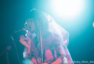 中国女歌手在工作过程中，因电动座椅架挤压身亡