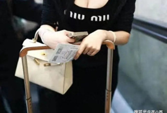 潘玮柏终于大秀老婆，戴大金链走机场，老婆穿紧身裙比女明星辣眼