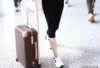 潘玮柏终于大秀老婆，戴大金链走机场，老婆穿紧身裙比女明星辣眼