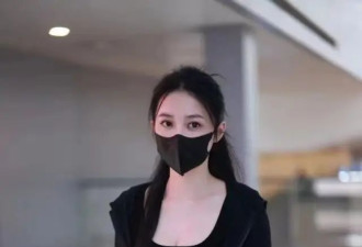 潘玮柏终于大秀老婆，戴大金链走机场，老婆穿紧身裙比女明星辣眼
