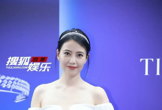 高圆圆又穿紧身裙，“蜜蜂臀”让人移不开目光，一般人没这好身材