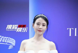 高圆圆又穿紧身裙，“蜜蜂臀”让人移不开目光，一般人没这好身材
