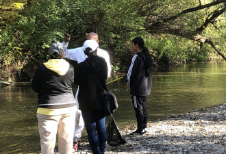 华人网友爆料：三文鱼产卵地有人违法捕鱼实在是触目惊心