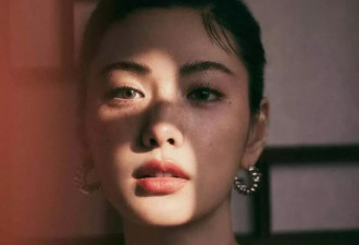 勇！“世界第一美女”遭劫财 和母亲联手压制歹徒
