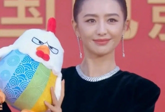 金鸡奖红毯：影后宋佳优雅 咏梅霸气 关晓彤与陈都灵同框被艳压