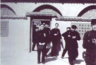 最穷富豪无房无车：裸捐2000亿，李嘉诚扶棺