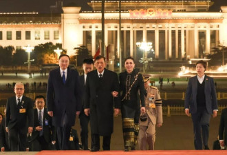 泰国国王访华习近平夫妇国宴款待 王后穿搭成焦点