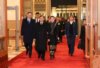 泰国国王访华习近平夫妇国宴款待 王后穿搭成焦点