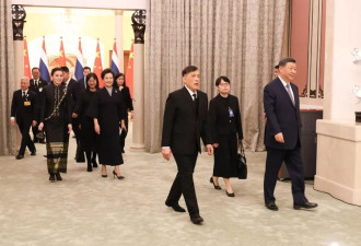 泰国国王访华习近平夫妇国宴款待 王后穿搭成焦点