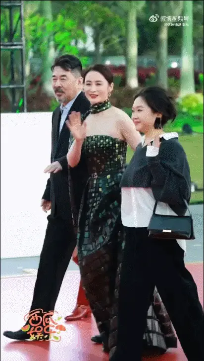 蒋勤勤金鸡奖红毯差点被绊倒，陈建斌牢牢扶住妻子