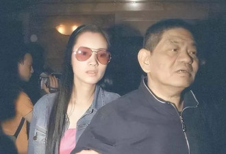 她认养父,拍情色电影,被导演强迫上位,靠山去世后沦为服务员!