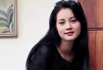 她认养父,拍情色电影,被导演强迫上位,靠山去世后沦为服务员!