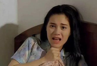 她认养父,拍情色电影,被导演强迫上位,靠山去世后沦为服务员!