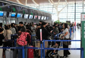 中国飞日航班柜台现人龙 游客喊“政治与我无关”
