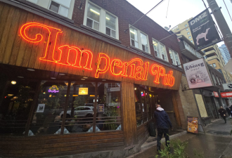 多伦多81年"地标"老店关门夜挤爆, 市民冒雨排队送别! 邹至蕙现身