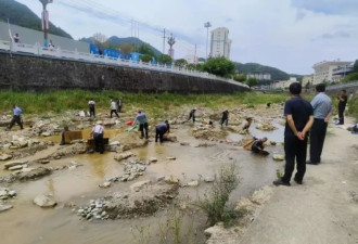 在中国，“无路可走”的人 下河去淘金