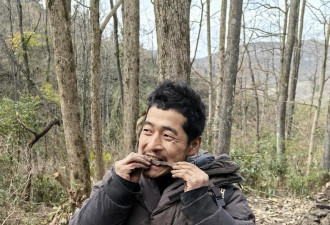 张家界荒野求生现场：选手将烤葛根当牛肉干吃…