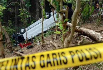 小巴车坠入山谷 5名中国游客死亡