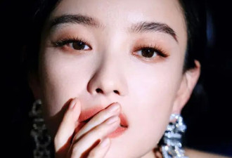 倪妮穿黑色抹胸裙露出事业线！雪肤玉貌魔鬼身材性感火辣