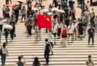 男子在东京市区挥舞五星红旗 结果…