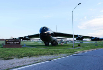 中国夫妻狂扫美军周边地产 B-2轰炸机基地第一排