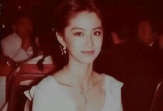 71岁林青霞近照曝光，满脸皱纹，身材走形：离开娱乐圈后，我终于不用当大美人了！