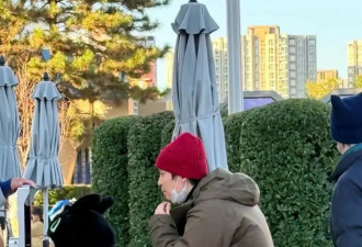 偶遇董子健和女儿去环球影城，8岁大福身高优越，长高到爸爸肩膀