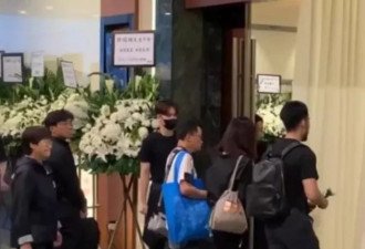 许绍雄追悼会:佘诗曼黄宗泽现身面色憔悴,成龙古天乐送花圈