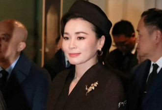 苏提达王后穿搭封神 斗篷大衣搭高跟鞋身姿挺拔