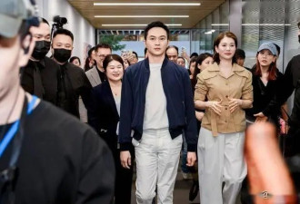 袁咏仪夫妇近况曝光，女方精致有女人味，张智霖面相姨化不敢认