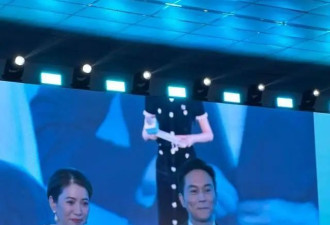 袁咏仪夫妇近况曝光，女方精致有女人味，张智霖面相姨化不敢认