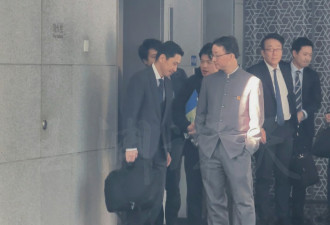 官媒发片：华官员双手插袋 日官员低头听其讲话