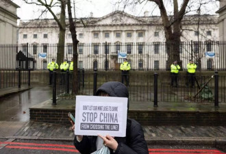 游伦敦古迹必须让中国警卫检查护照 引爆争议