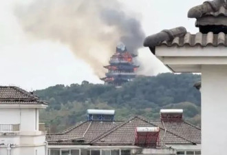 文昌阁烧得只剩框架！官方：系游客使用香烛不慎引发