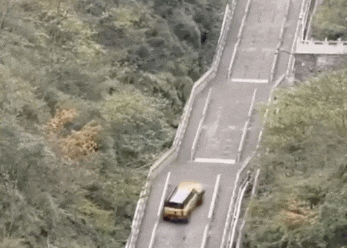 高空坠落...“恐怖杂技团”接管车企性能测试？