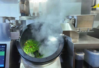 为了让你吃上现炒 老乡鸡们开始用机器人颠勺了