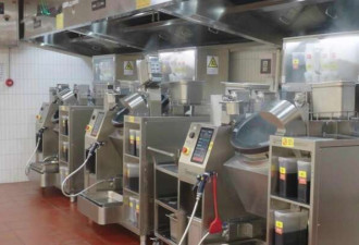 为了让你吃上现炒 老乡鸡们开始用机器人颠勺了