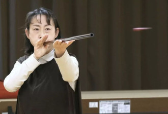 日本官员“吹箭”制服熊 网友好奇：现代忍者？