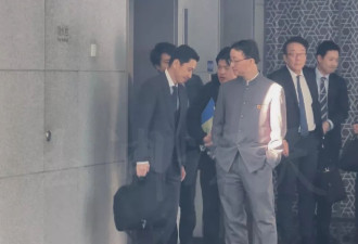 中国外交官员解释“插兜送客”：天冷 不便握手