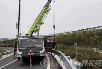 货车匝道侧翻被收2万吊车费，司机称没人提前告知标准