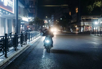 为挣50块，没戏拍的00后演员晚上跑外卖