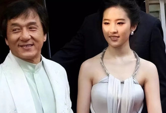 刘亦菲揽成龙腰部毫无避嫌，惊人举动让二人真实关系难掩