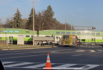 万锦Kennedy/Hwy7火车撞飞卡车，紧急封路，请绕行！