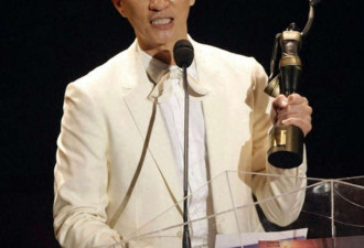 张家辉夫妇素颜吃饭被偶遇 网友大赞保养得宜