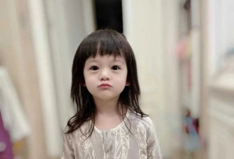 樊少皇女儿兜兜八岁生日，全家福好养眼 俩女儿像洋娃娃最美星二代