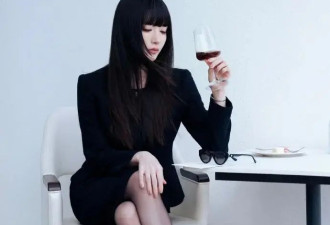 这居然是江疏影?她戴黑墨镜像复古学霸大美腿性感撩人